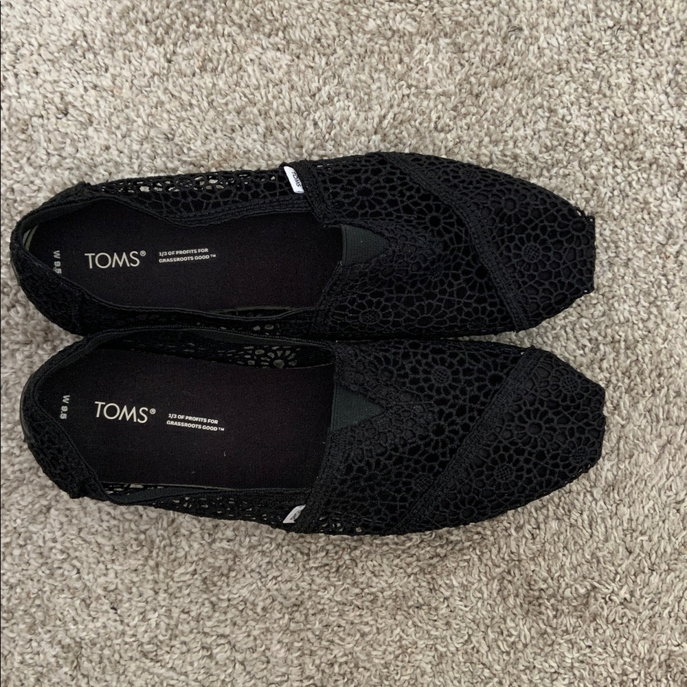 Toms Woman's Black Moroccan Lace Crochet Slip-On Shoes Size 9.5 like new